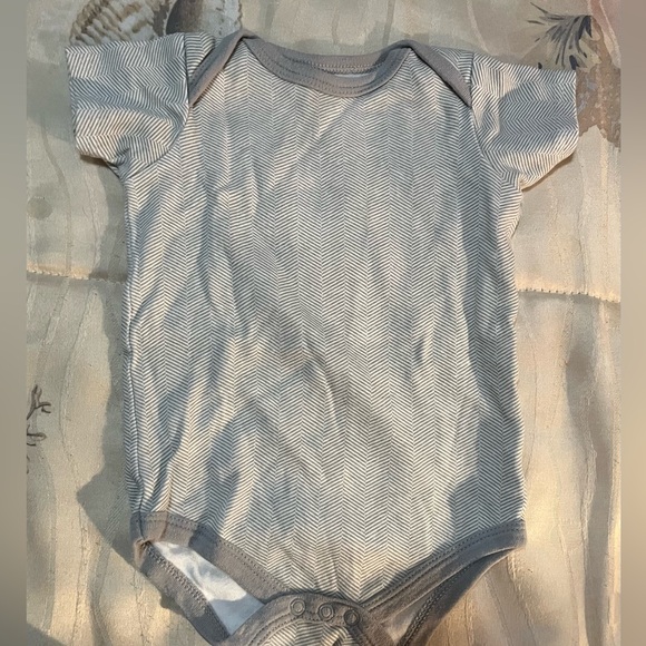 Bundle of 5 Super Sweet Infant Onesies, 4 New Without Tags! Size 6-9 Months - Picture 6 of 7